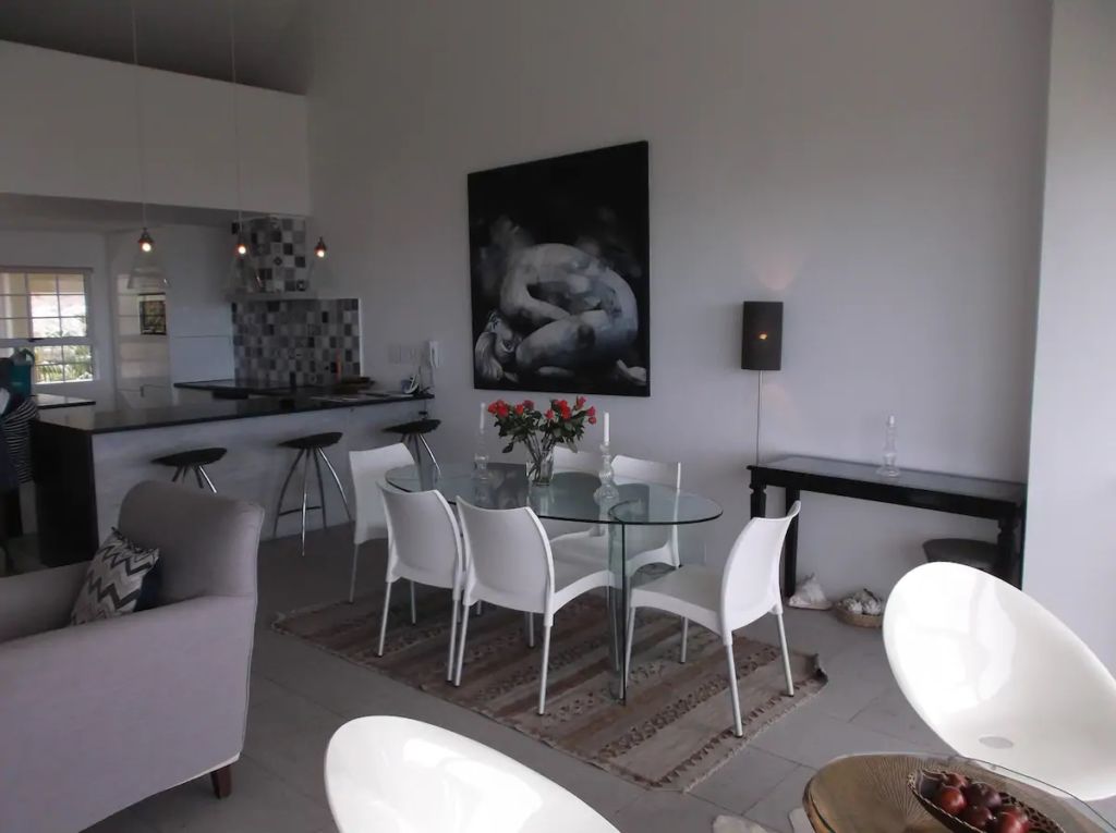 Ultra chic & modern sea-front apartment within walking distance of Hermanus Central, the cliff paths, old harbour and restaurants