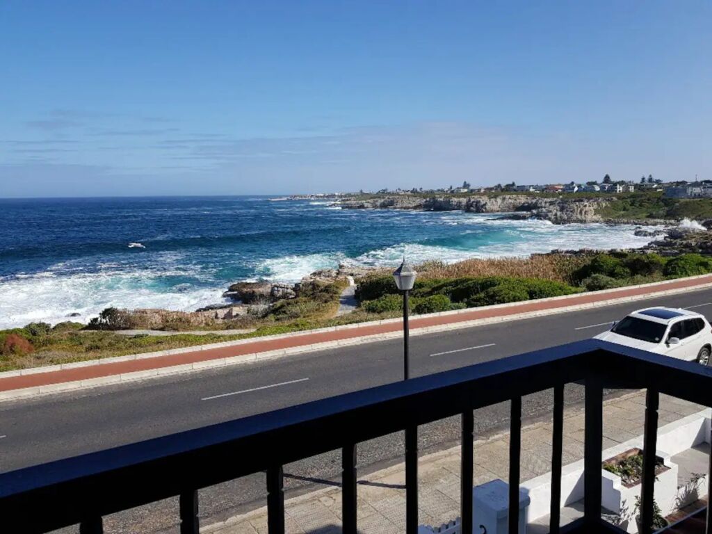 The position of this holiday house must be the best in Hermanus. Overlooking Voelklip beach with private direct access to the beach and stunning sea views of Walker Bay.