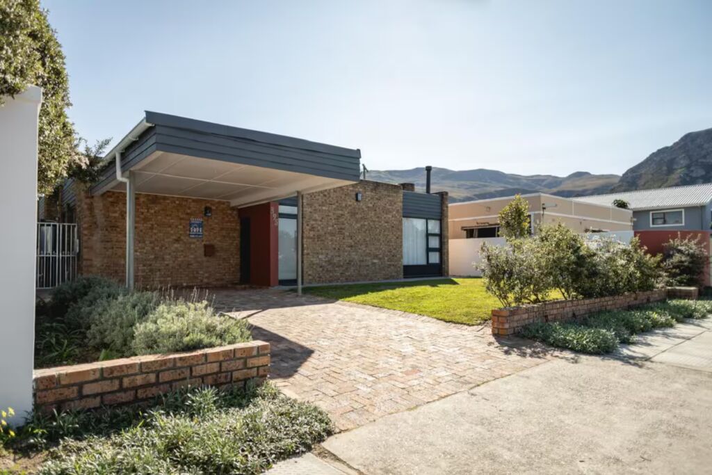 Close to the cliff paths, Hermanus Golf Club, Fernkloof Nature Reserve and the beaches, it is the ideal spot to explore Hermanus and surroundings with all it has to offer.