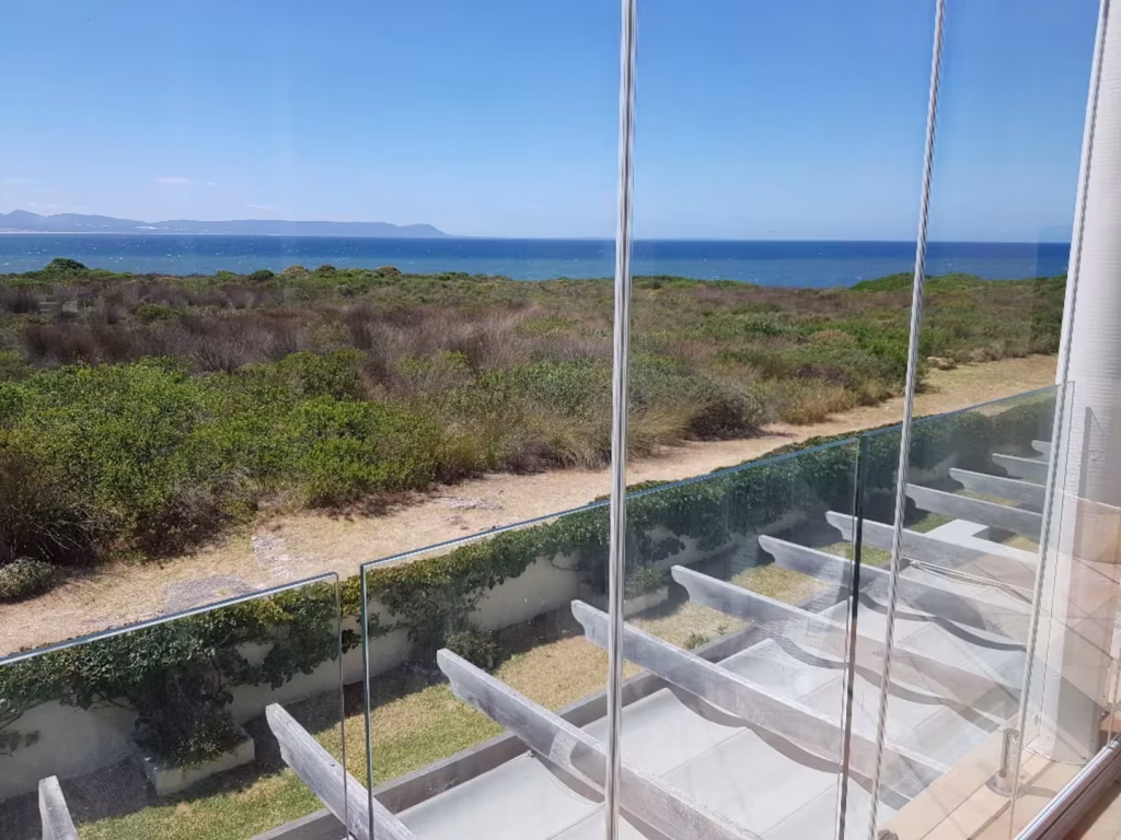 Sunny and light with great sea views and very well equipped for a comfortable stay.