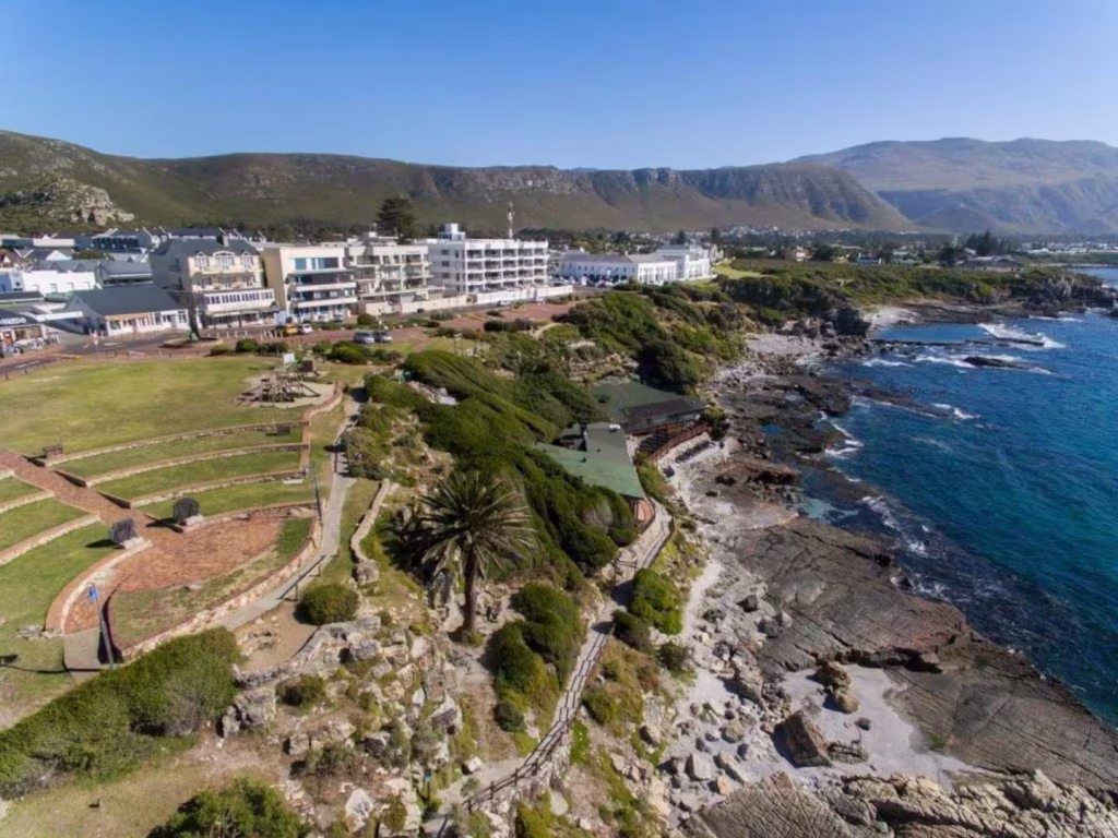 Comfortable and spacious, close to all amenities, cliff paths and restaurants.